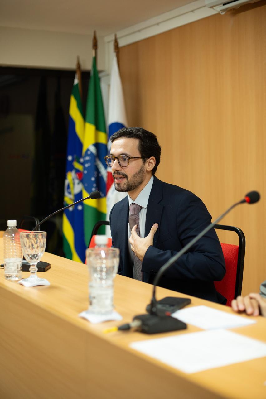 Dr. Raphael de Lima durante palestra